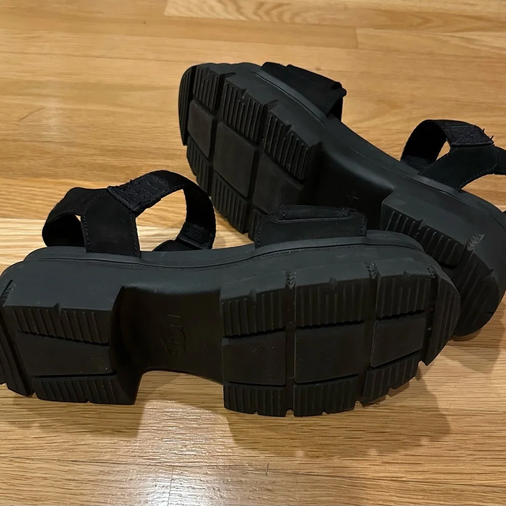 Ugh Ashton Black Platform Sandals - Picture 6 of 6